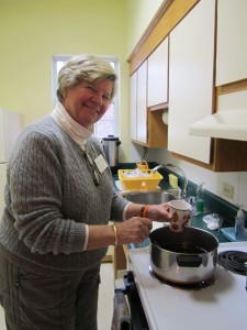 Loretta Kaye serves hot mulled cranberry juice to Lakeside residents. Photos by Wende Carr